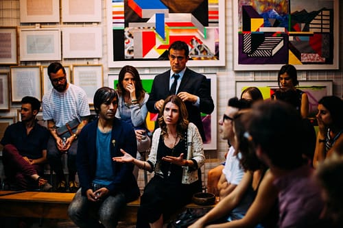 people meeting in room, Lippenlesen