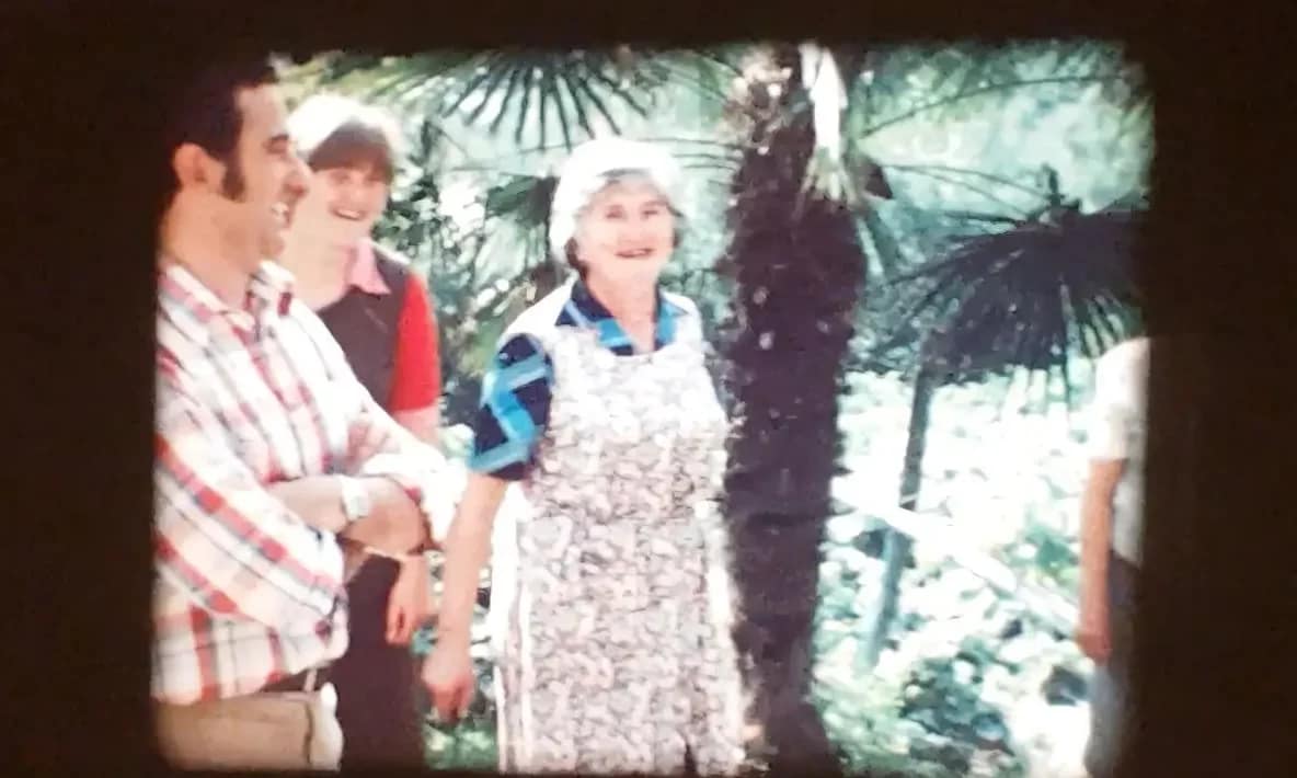 Standbild aus einem privaten Super-8-Familienfilm. Eine frühere Szene mit meiner Oma im Fokus
