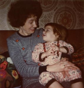 Judith als Kleinkind beim Lippenlesen mit Mutter
